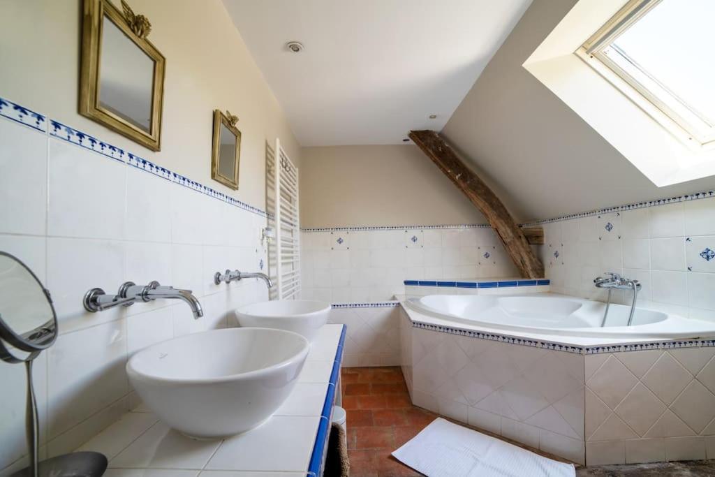 Le Clos Du Tilleul Fabuleuse Propriete 15 A 30 Pers Piscine Au Coeur D'Un Charmant Village Thilouze 외부 사진